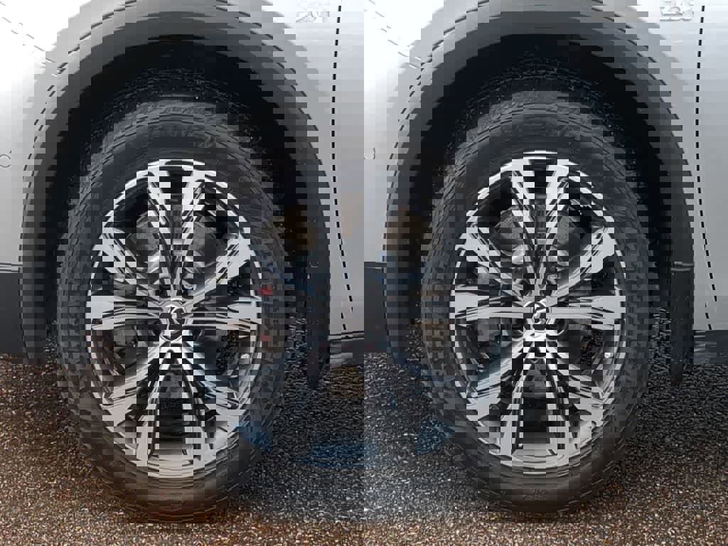 Used 2018 INFINITI QX30 ESSENTIAL image 13