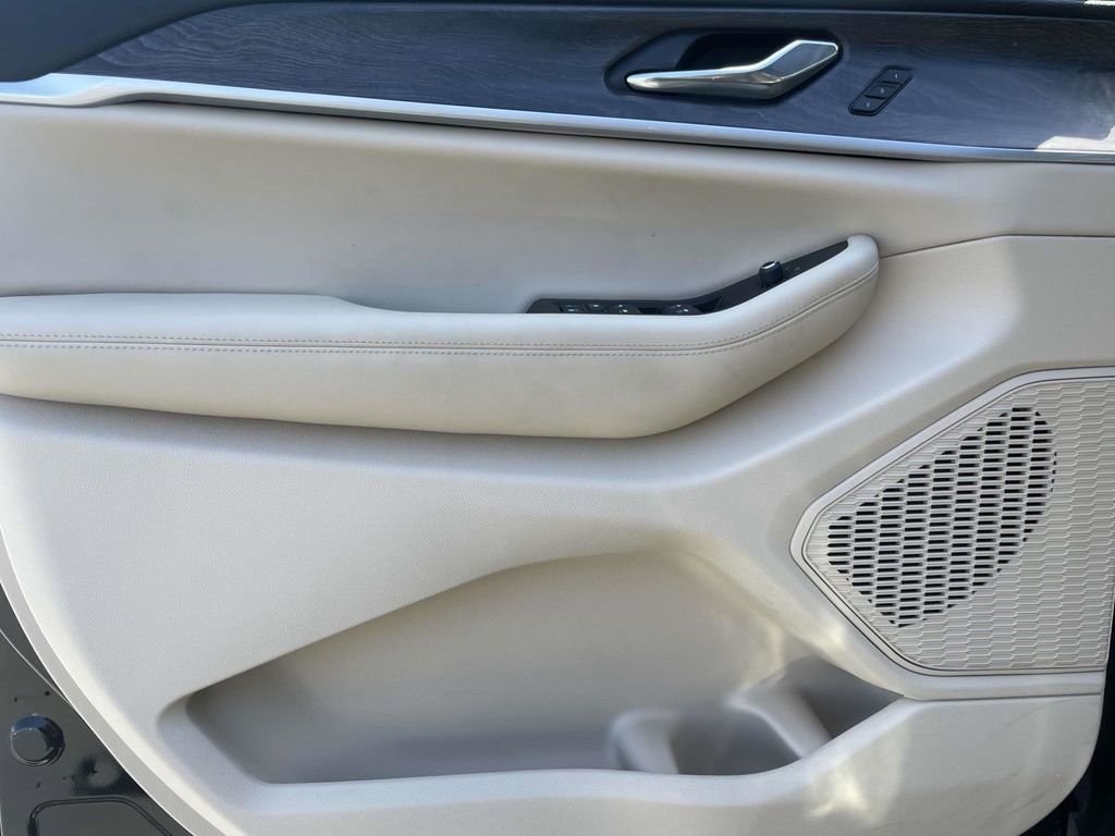 Certified 2025 Jeep Grand Cherokee Limited w/ Luxury Tech Group II image 28