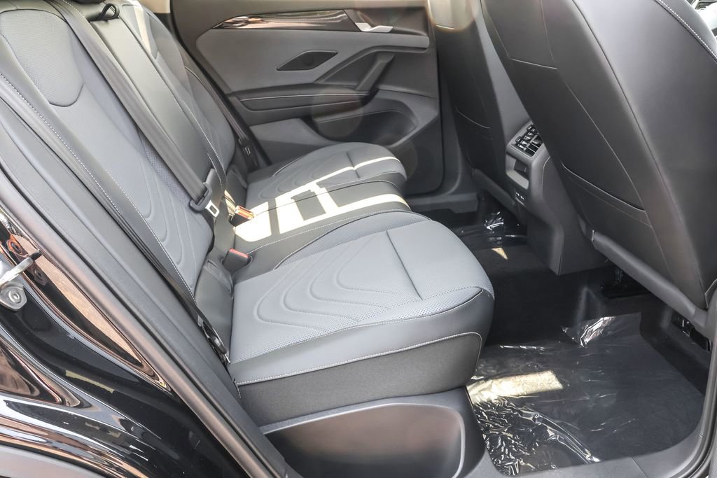 Used 2025 Volkswagen Tiguan SE image 31