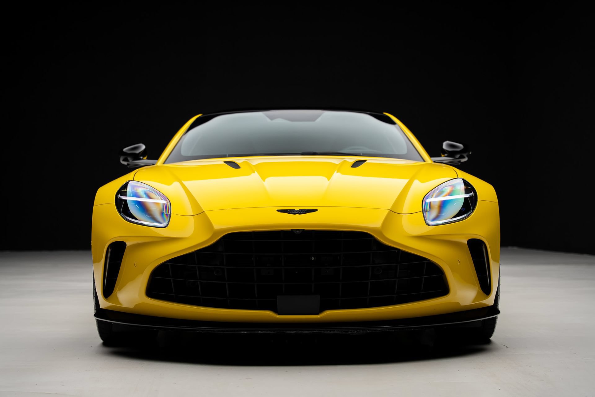 Used 2025 Aston Martin V8 Vantage Coupe RWD image 8