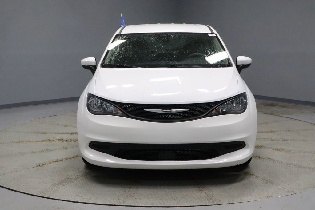 Used 2023 Chrysler Voyager LX image 5