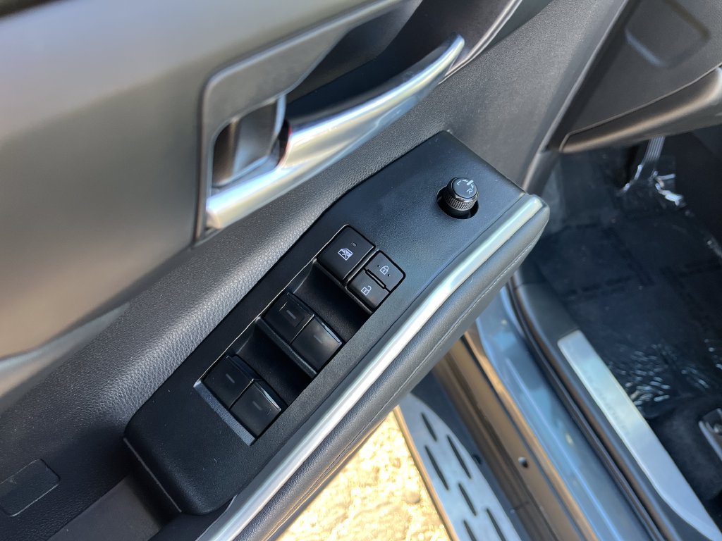 Used 2022 Toyota Highlander XLE FWD image 11