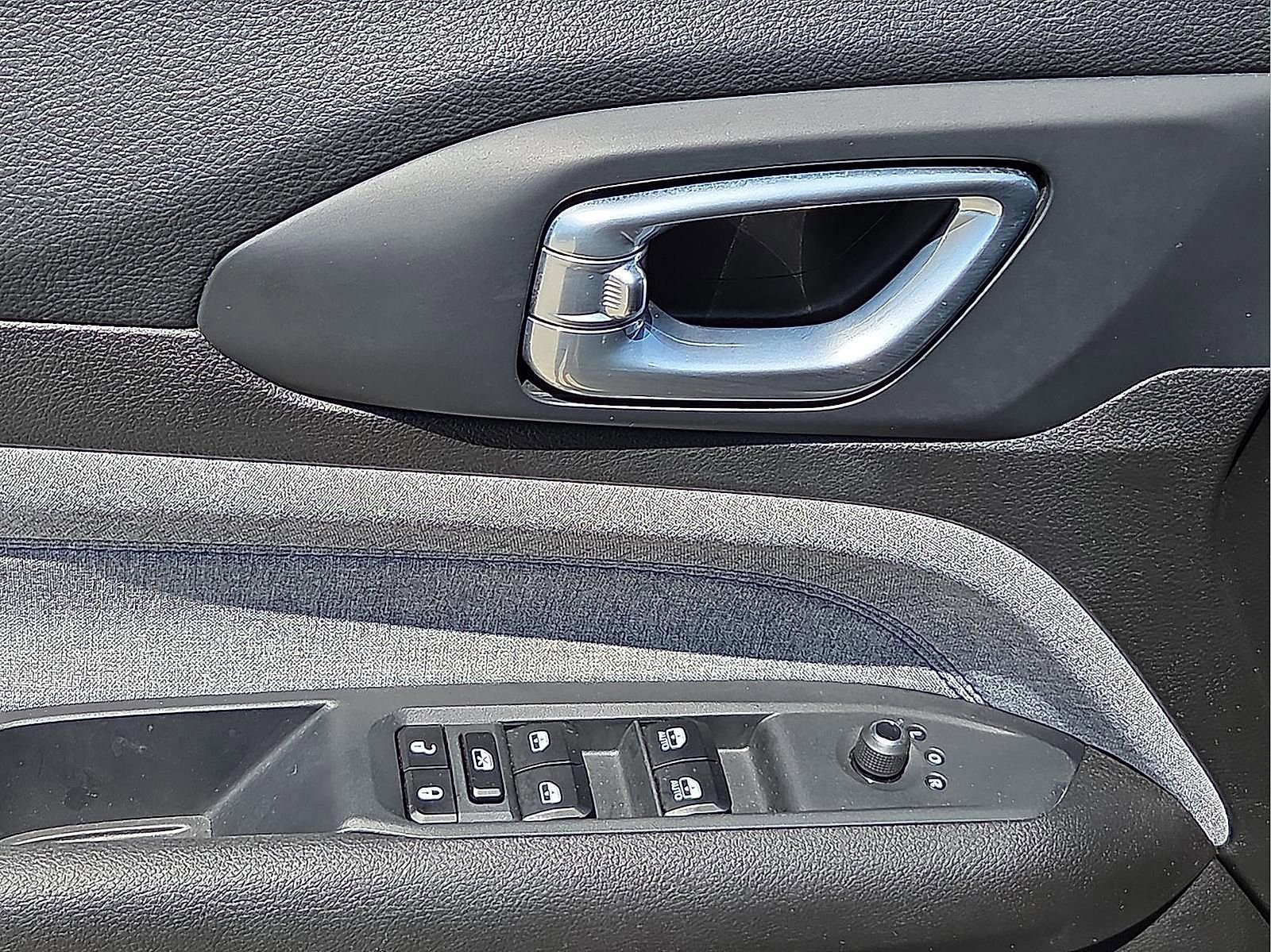 Used 2025 Jeep Compass Latitude AWD/4WD image 13