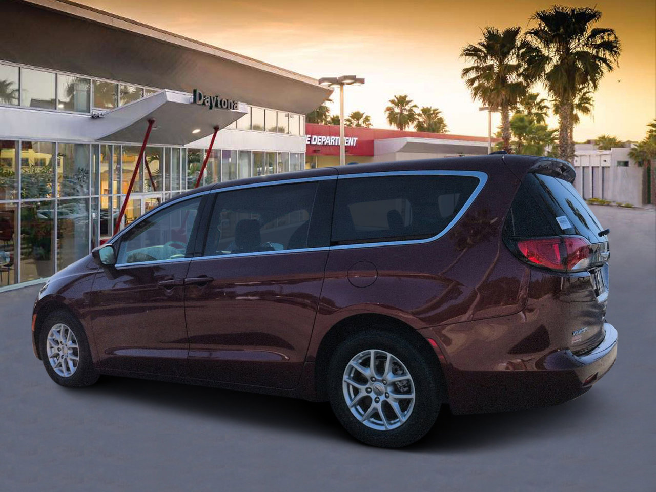 Used 2023 Chrysler Voyager LX FWD image 5