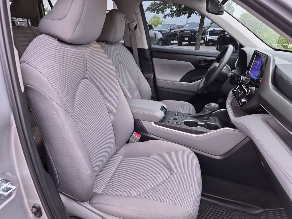 Used 2023 Toyota Highlander L FWD image 38