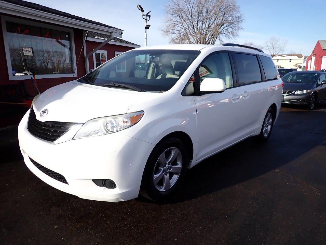 Used 2014 Toyota Sienna LE FWD image 3