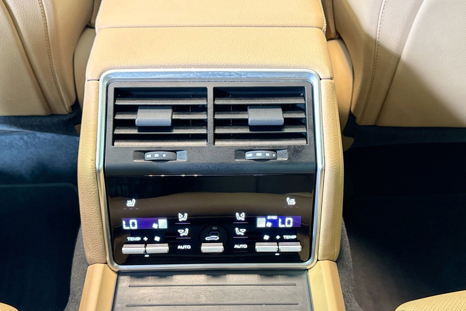 Used 2023 Porsche Panamera 4 w/ Premium Package image 24