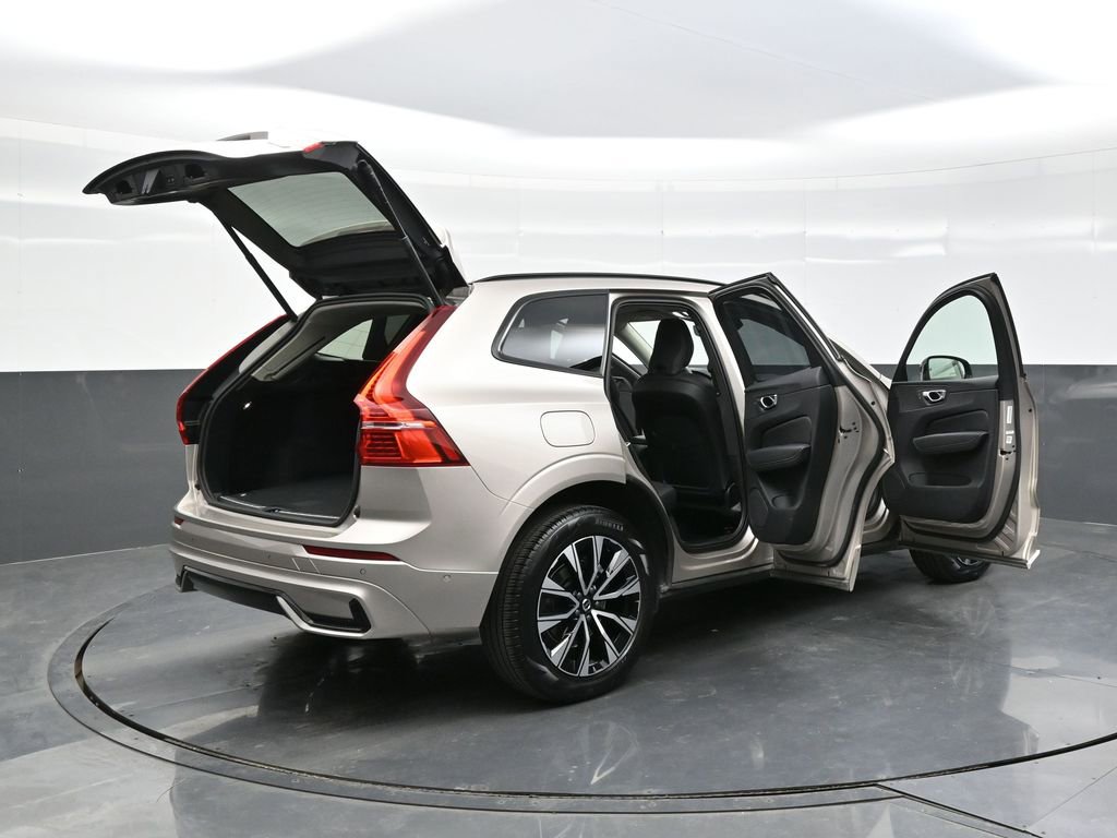 Used 2025 Volvo XC60 B5 Plus image 40