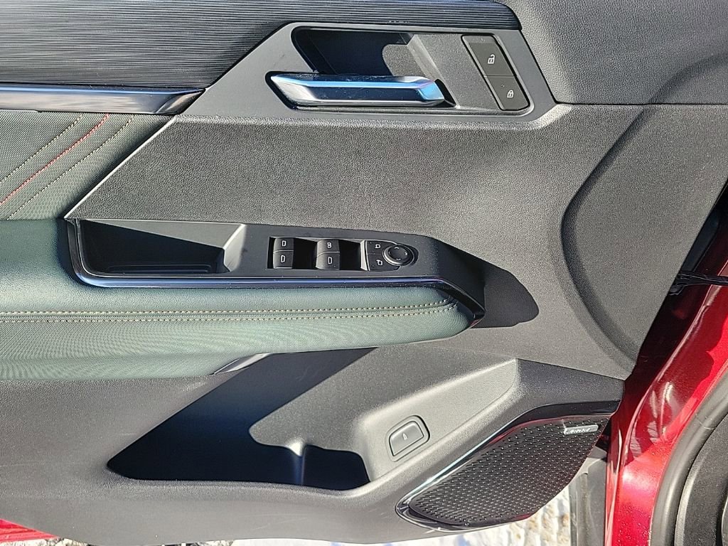 Used 2025 GMC Acadia AT4 w/ Luxury Package image 8