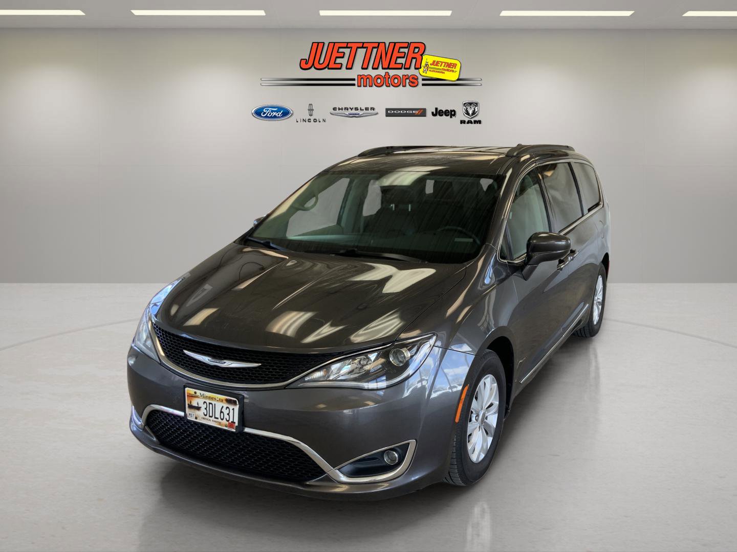 Used 2017 Chrysler Pacifica Touring-L FWD image 3