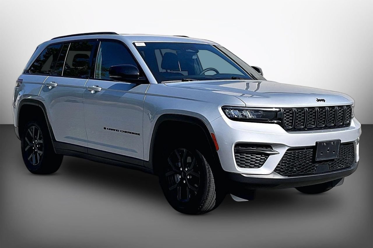 Certified 2025 Jeep Grand Cherokee Altitude AWD/4WD image 2
