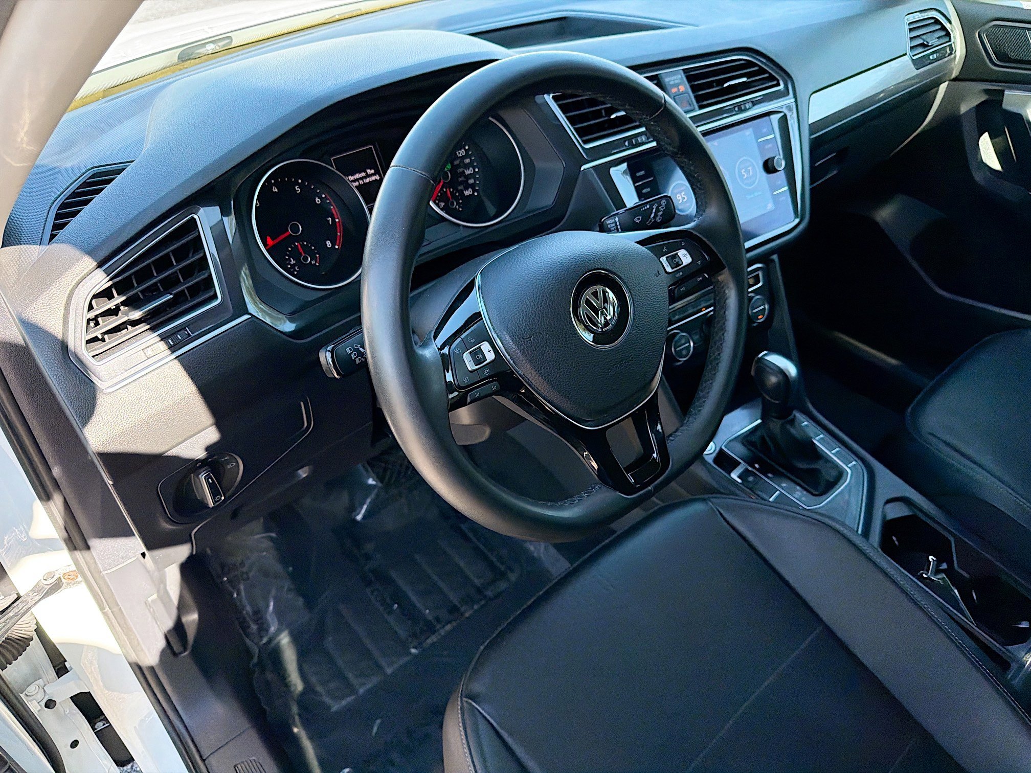 Used 2020 Volkswagen Tiguan SE image 26