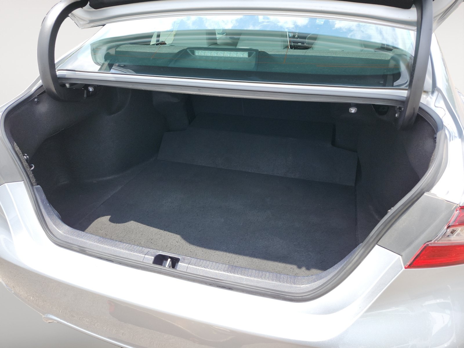 Used 2022 Toyota Camry SE FWD image 16