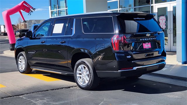 Used 2025 Chevrolet Suburban LT image 4