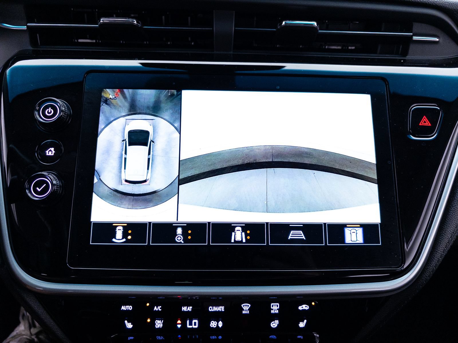 Used 2023 Chevrolet Bolt LT w/ Infotainment Package FWD image 8