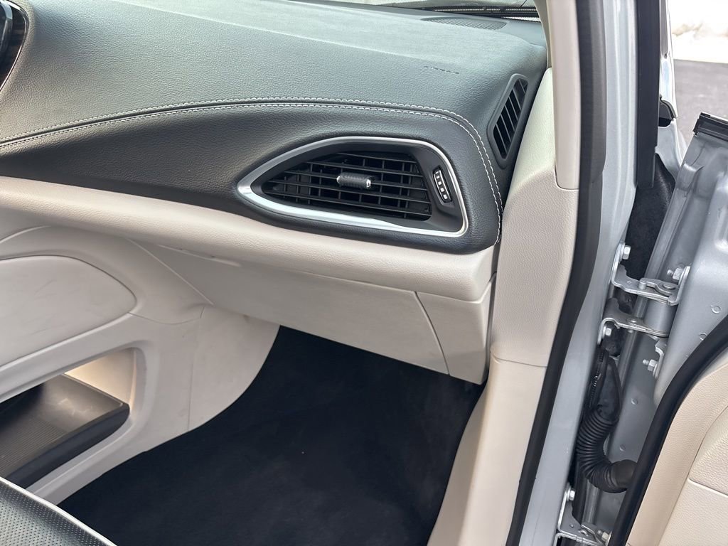 Used 2024 Chrysler Pacifica Limited FWD image 38
