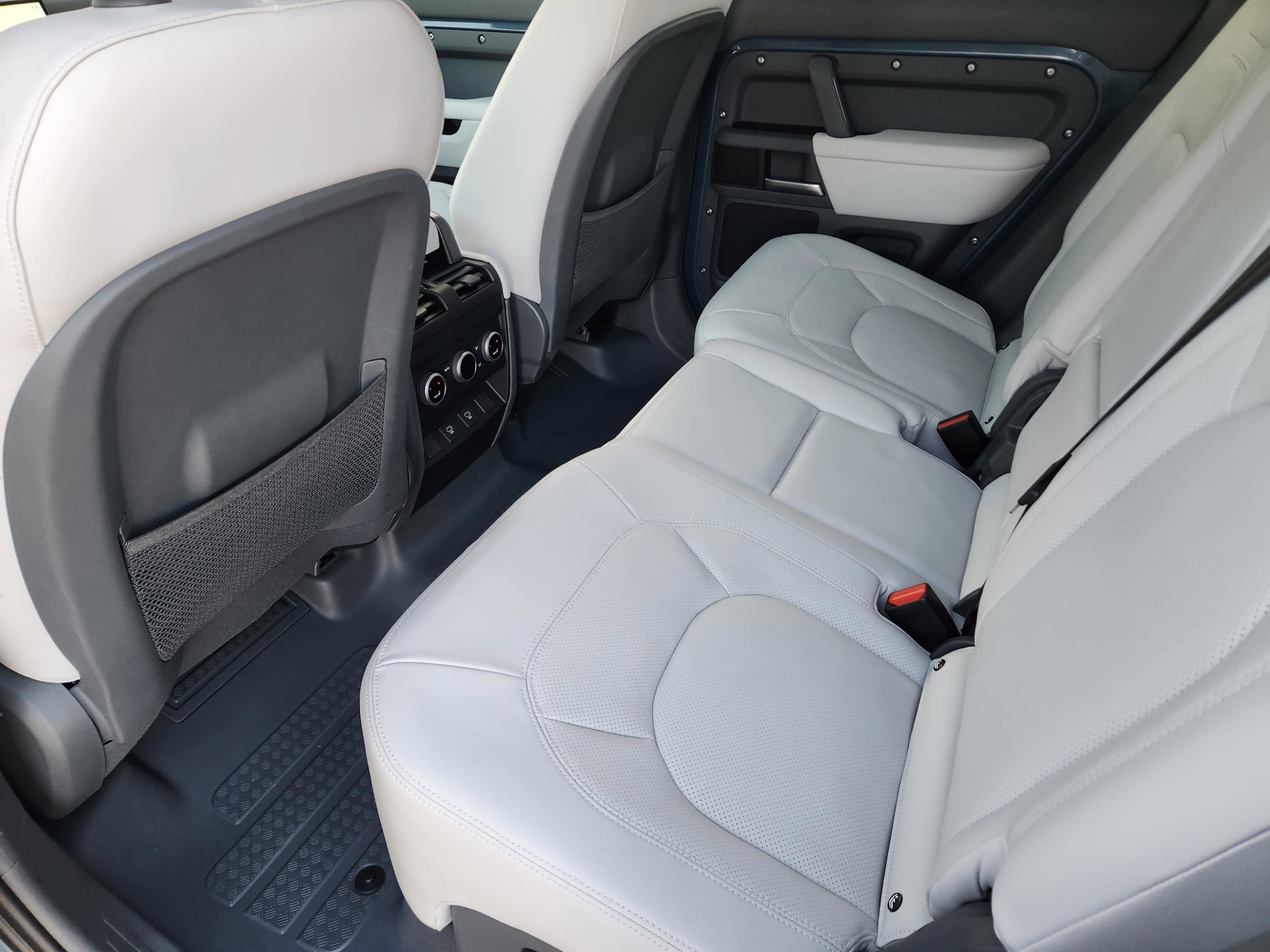 Used 2025 Land Rover Defender 110 X-Dynamic SE image 30