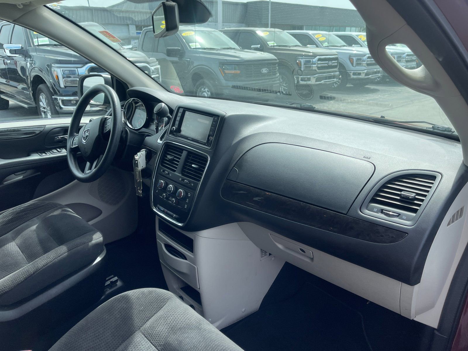 Used 2018 Dodge Grand Caravan SE w/ UConnect Hands-Free Group FWD image 19
