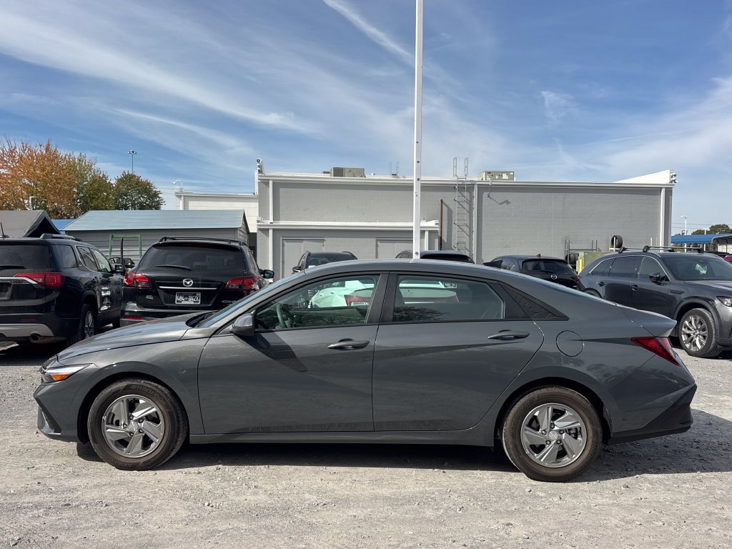 Used 2026 Hyundai Elantra SE FWD image 2