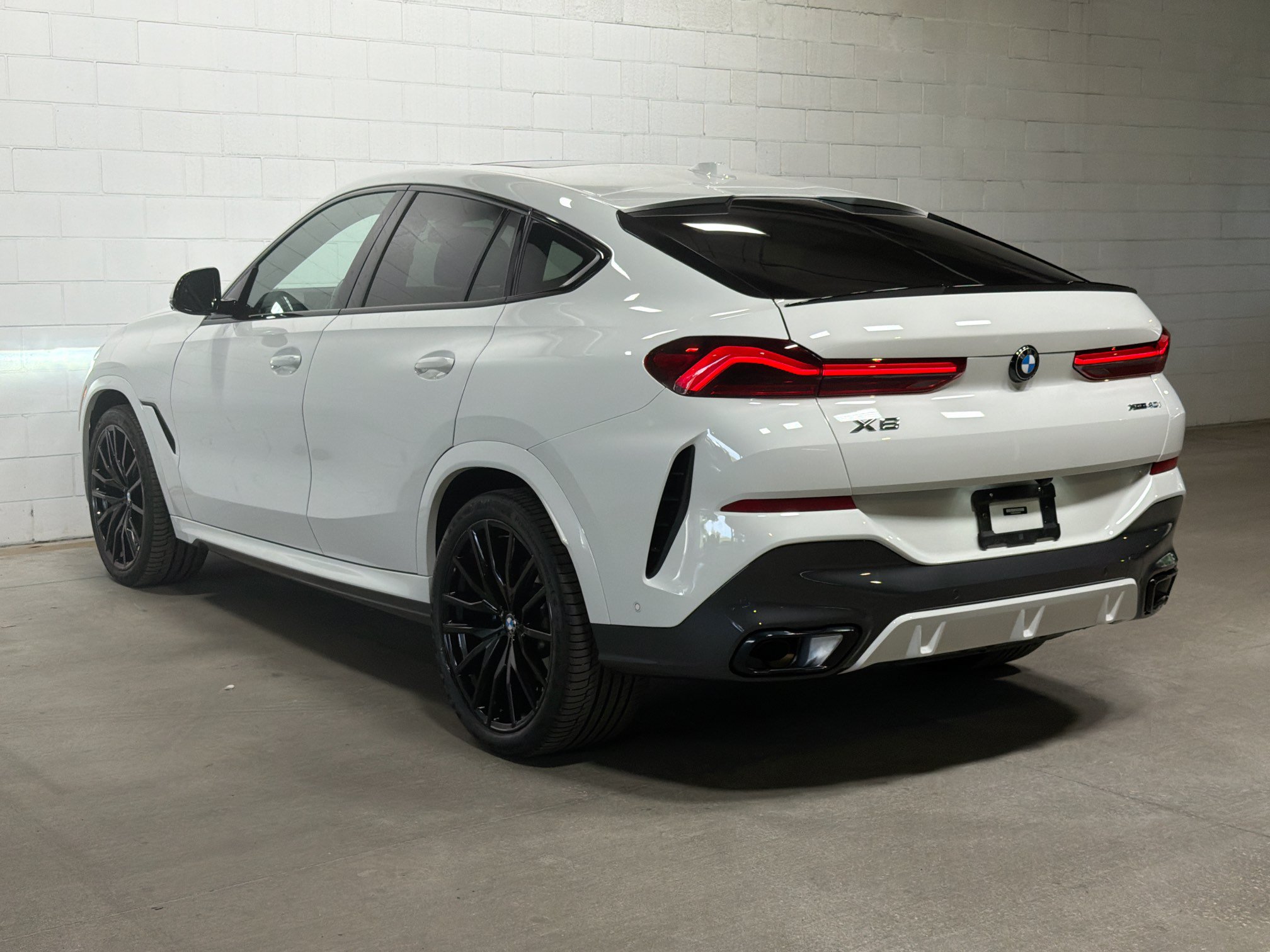 Used 2024 BMW X6 xDrive40i w/ Executive Package AWD/4WD image 3