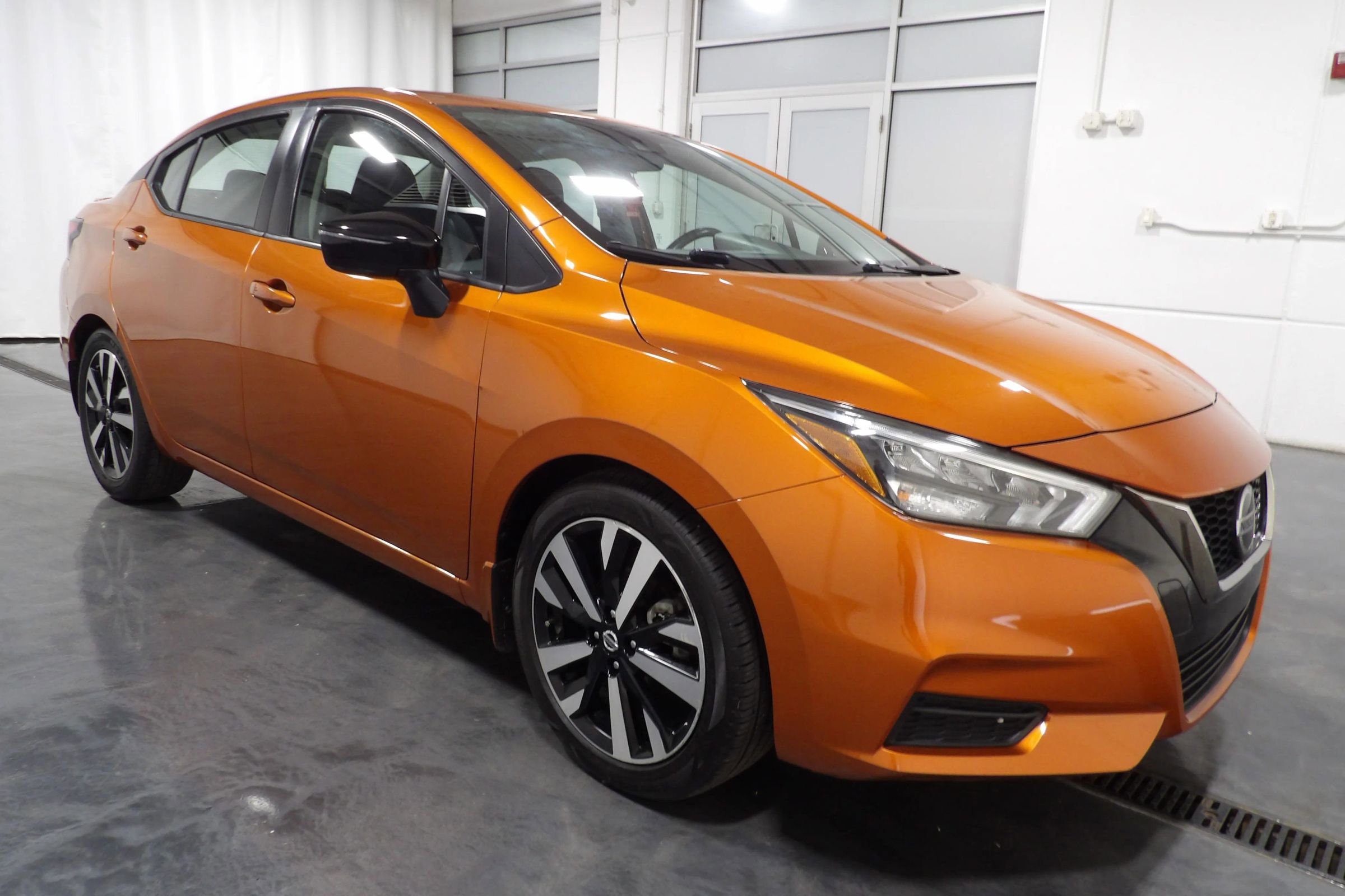 Used 2022 Nissan Versa SR FWD image 2