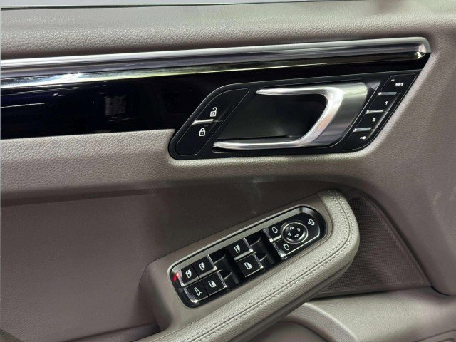 Used 2024 Porsche Macan image 32