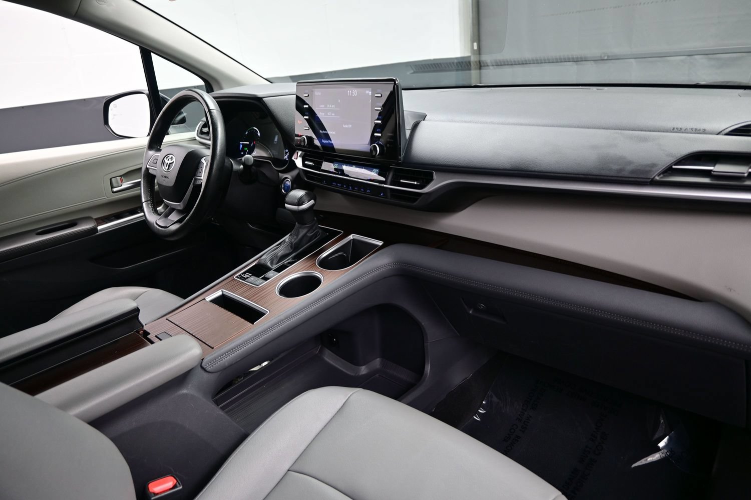 Used 2024 Toyota Sienna XLE FWD image 15