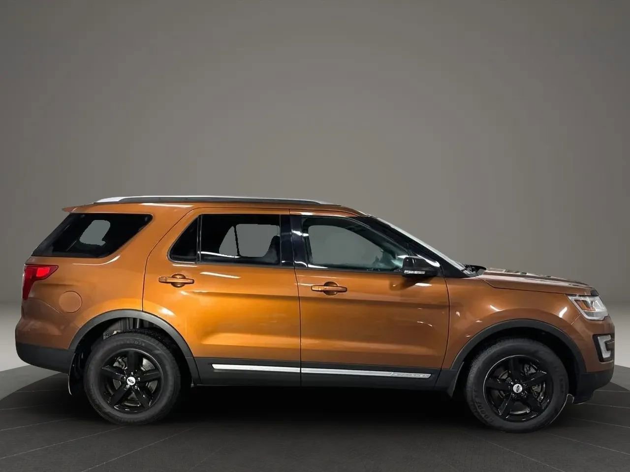 Used 2017 Ford Explorer XLT image 6