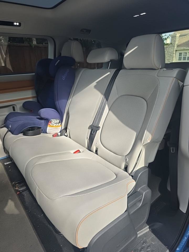 Used 2025 Volkswagen ID. Buzz 1st Edition RWD image 18