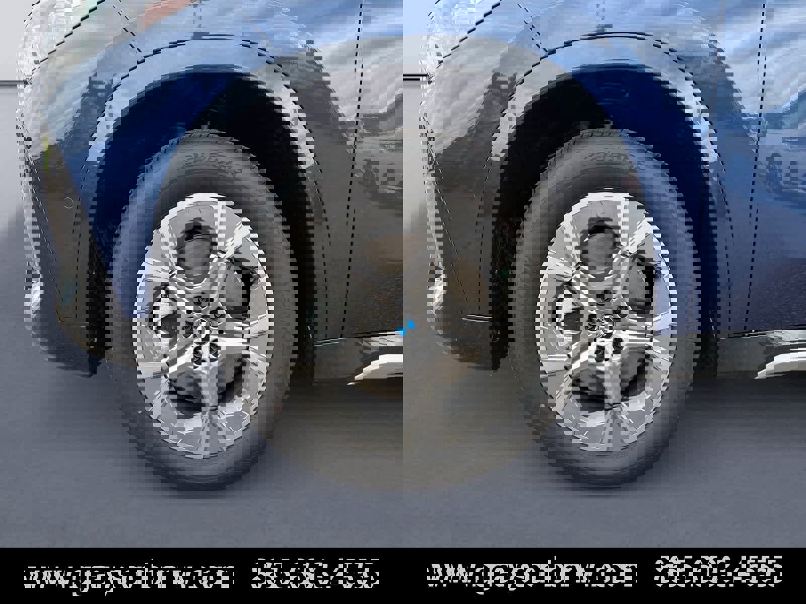 Used 2025 BMW X1 xDrive28i w/ Premium Package image 9