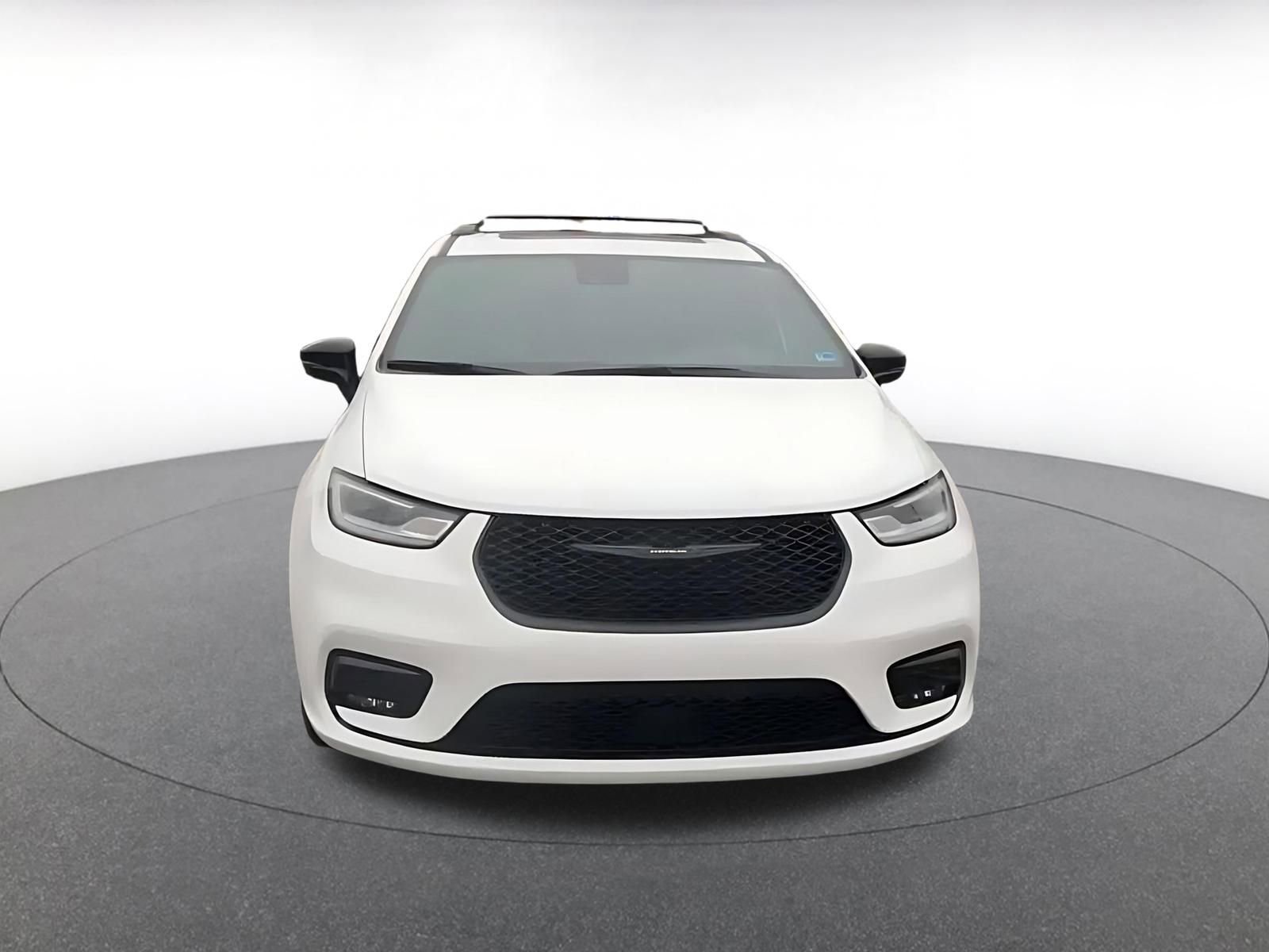 Used 2025 Chrysler Pacifica Limited FWD image 4