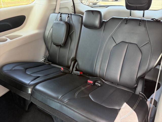 Certified 2023 Chrysler Pacifica Touring-L image 30
