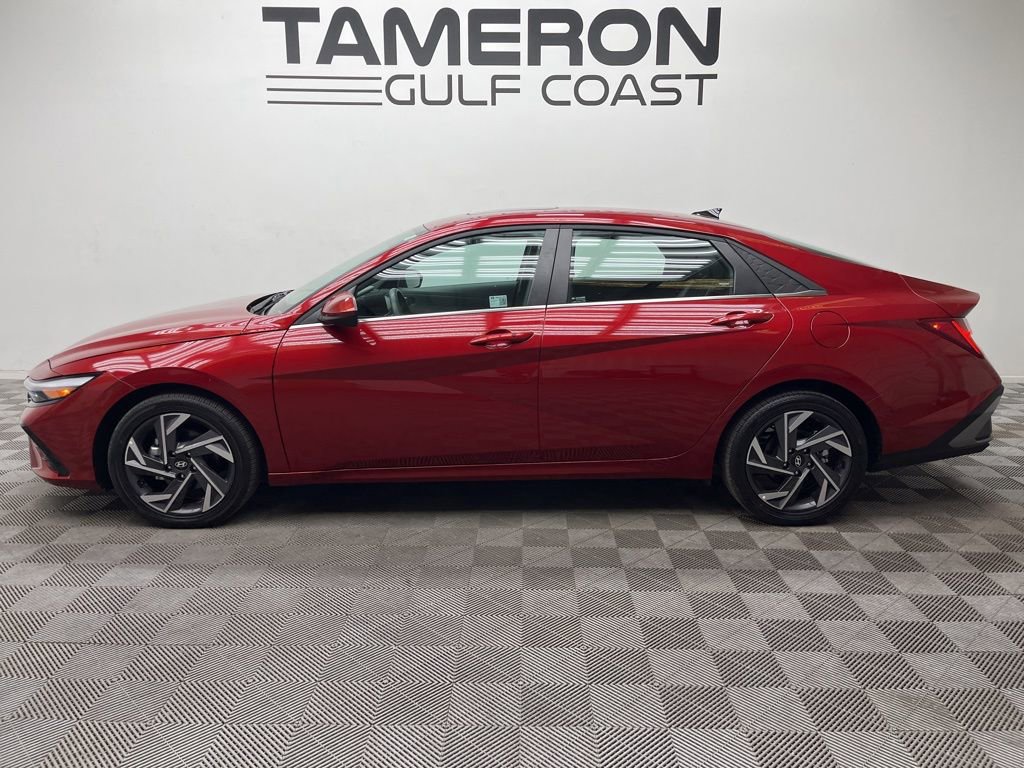 Used 2025 Hyundai Elantra SEL image 2