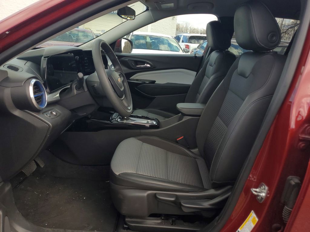 Used 2025 Chevrolet Trax LT image 11
