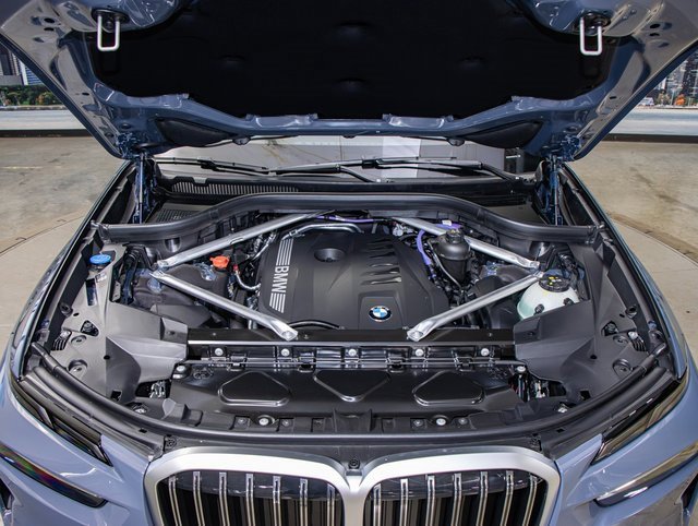 Used 2025 BMW X7 xDrive40i w/ Premium Package image 5