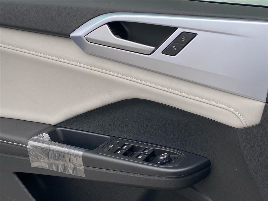 New 2026 Volkswagen Taos SE image 9