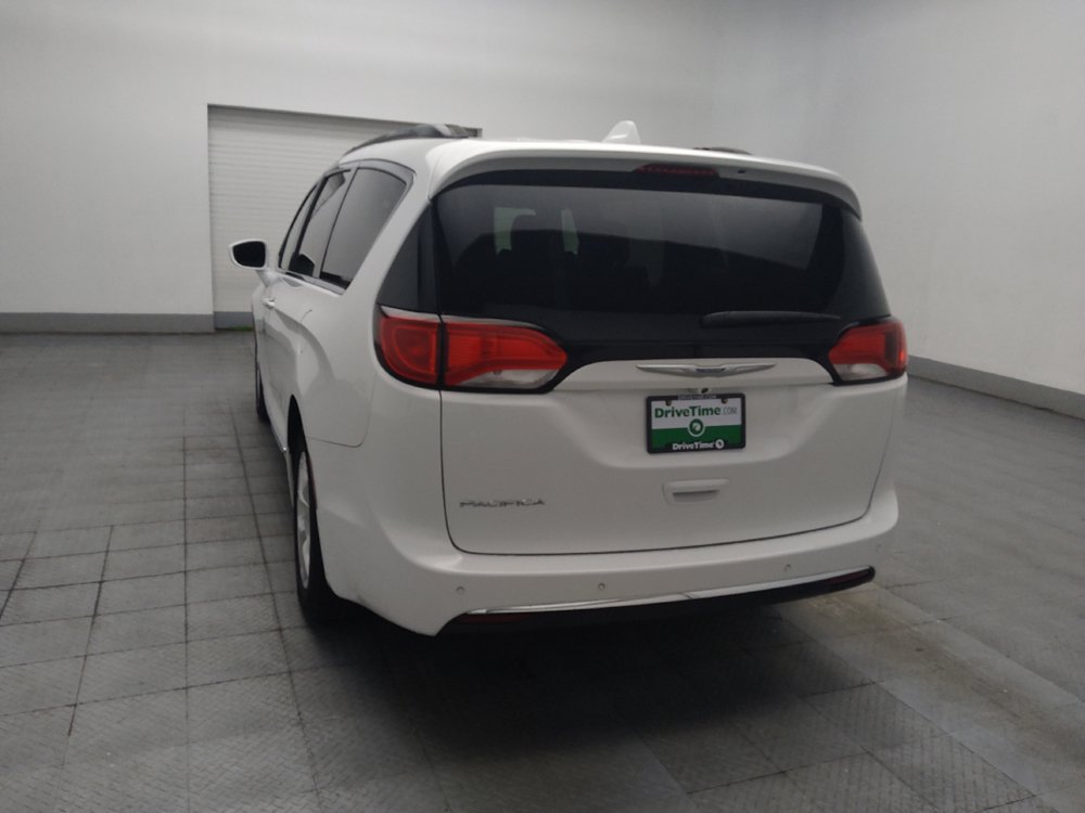 Used 2017 Chrysler Pacifica Touring-L w/ Tire & Wheel Group FWD image 5