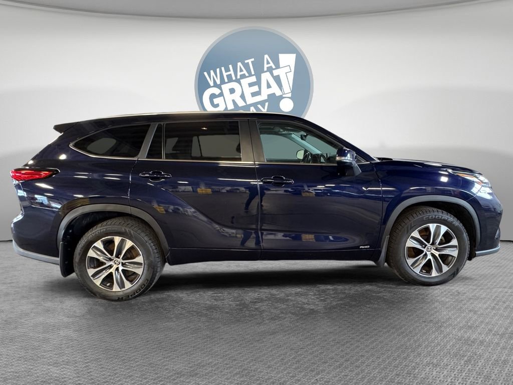 Used 2023 Toyota Highlander XLE image 2