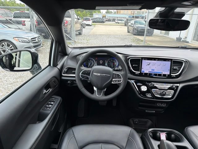 Used 2025 Chrysler Pacifica Select FWD image 11