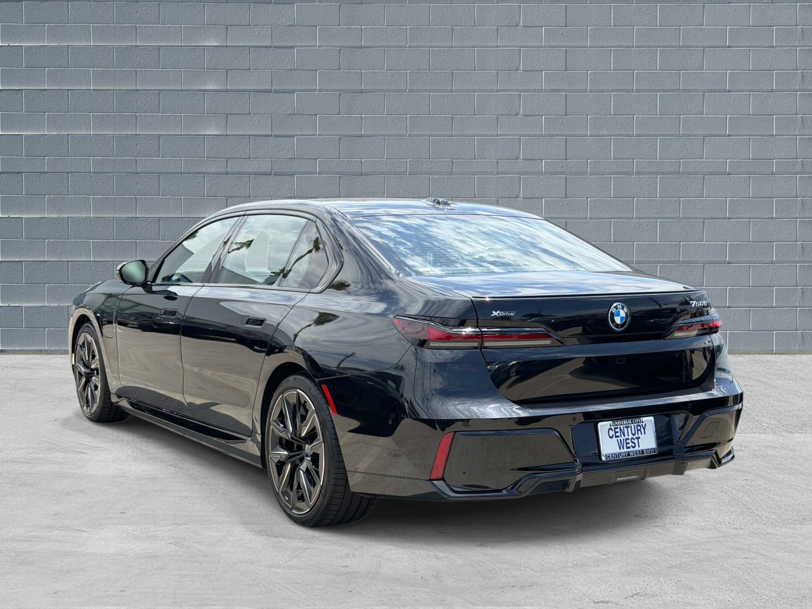 Used 2026 BMW 750e xDrive AWD/4WD image 3