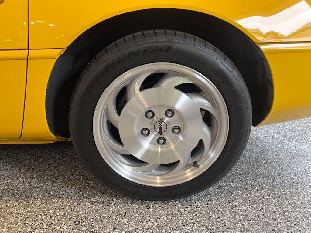 Used 1995 Chevrolet Corvette Convertible RWD image 9