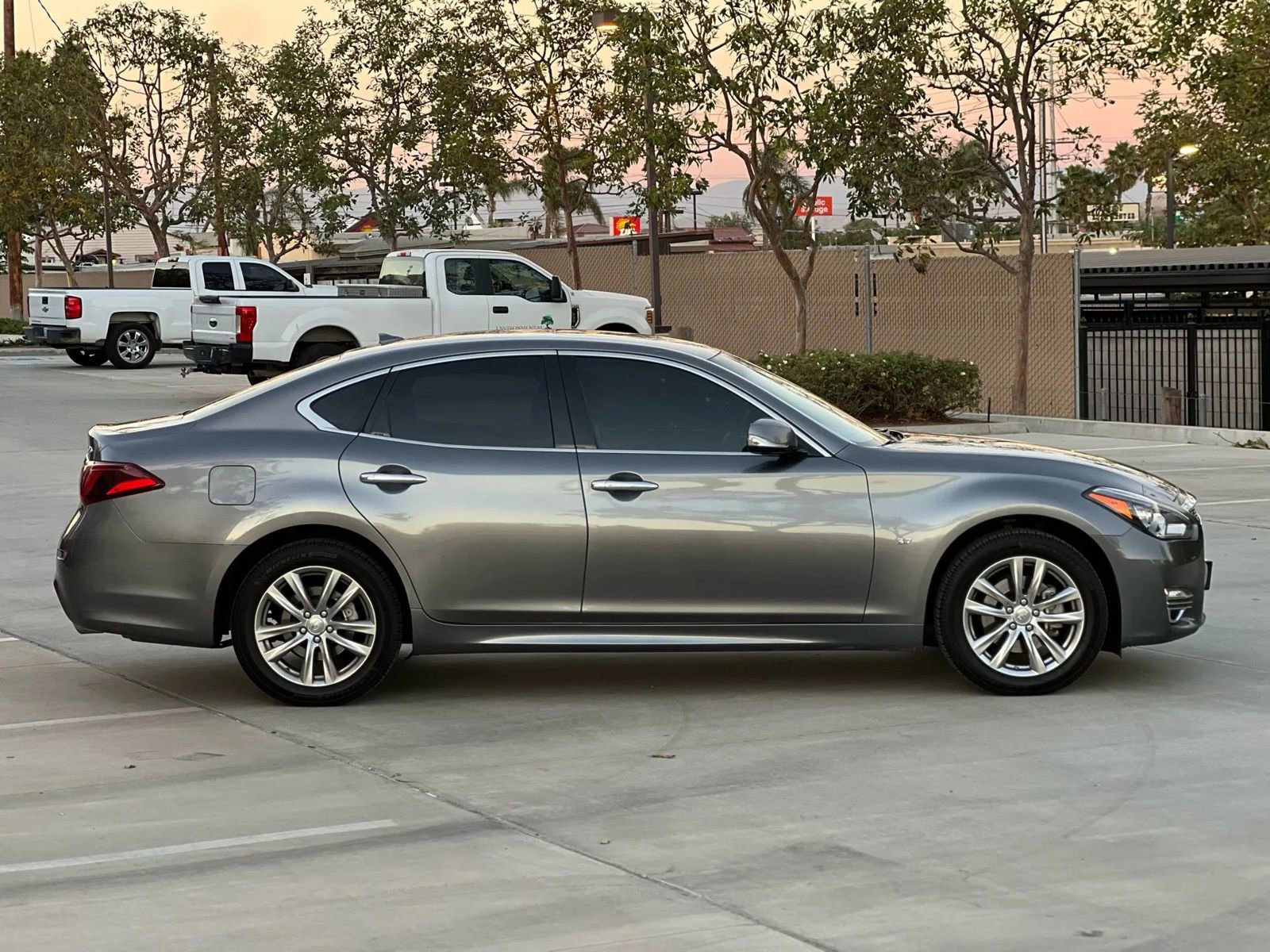 Used 2018 INFINITI Q70 Luxe image 4