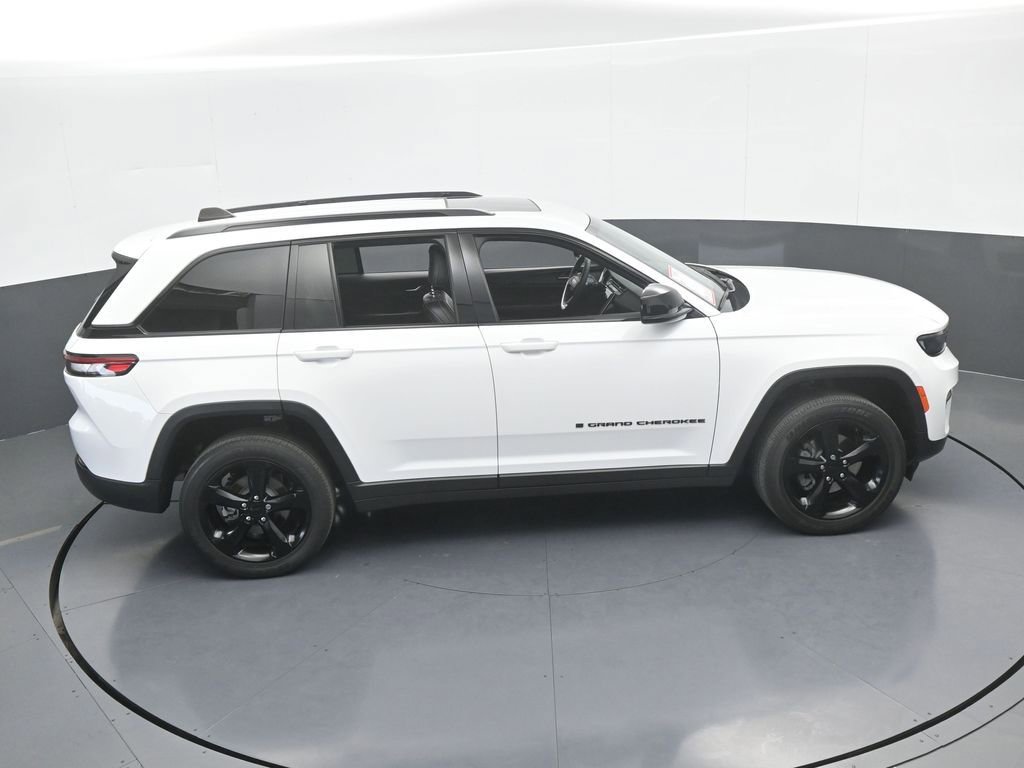 Used 2023 Jeep Grand Cherokee Altitude image 16
