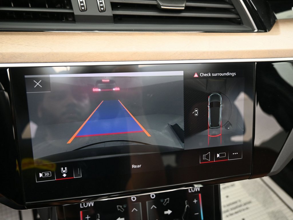 Used 2024 Audi Q8 e-tron Premium Plus image 17
