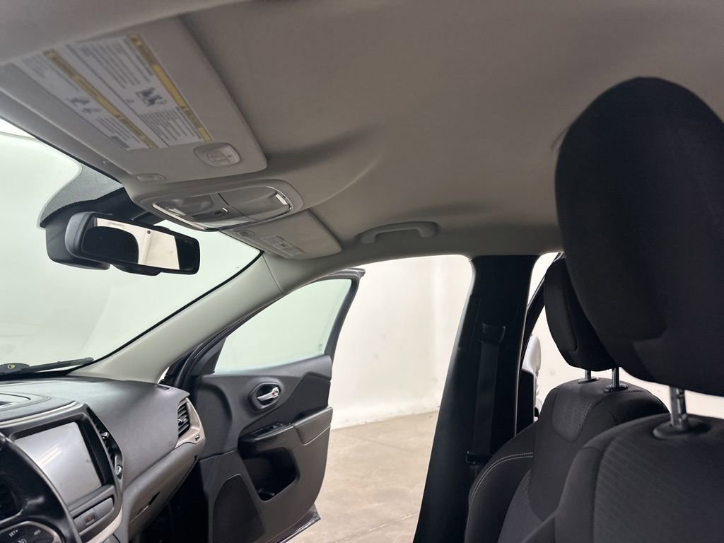 Used 2015 Jeep Cherokee Latitude w/ Comfort/Convenience Group image 32