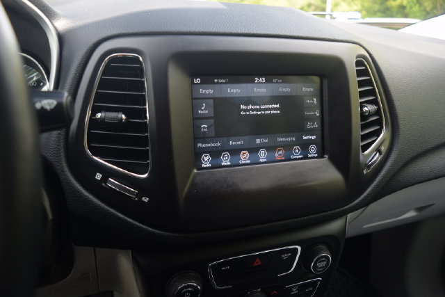 Used 2018 Jeep Compass Latitude w/ Popular Equipment Group AWD/4WD image 9