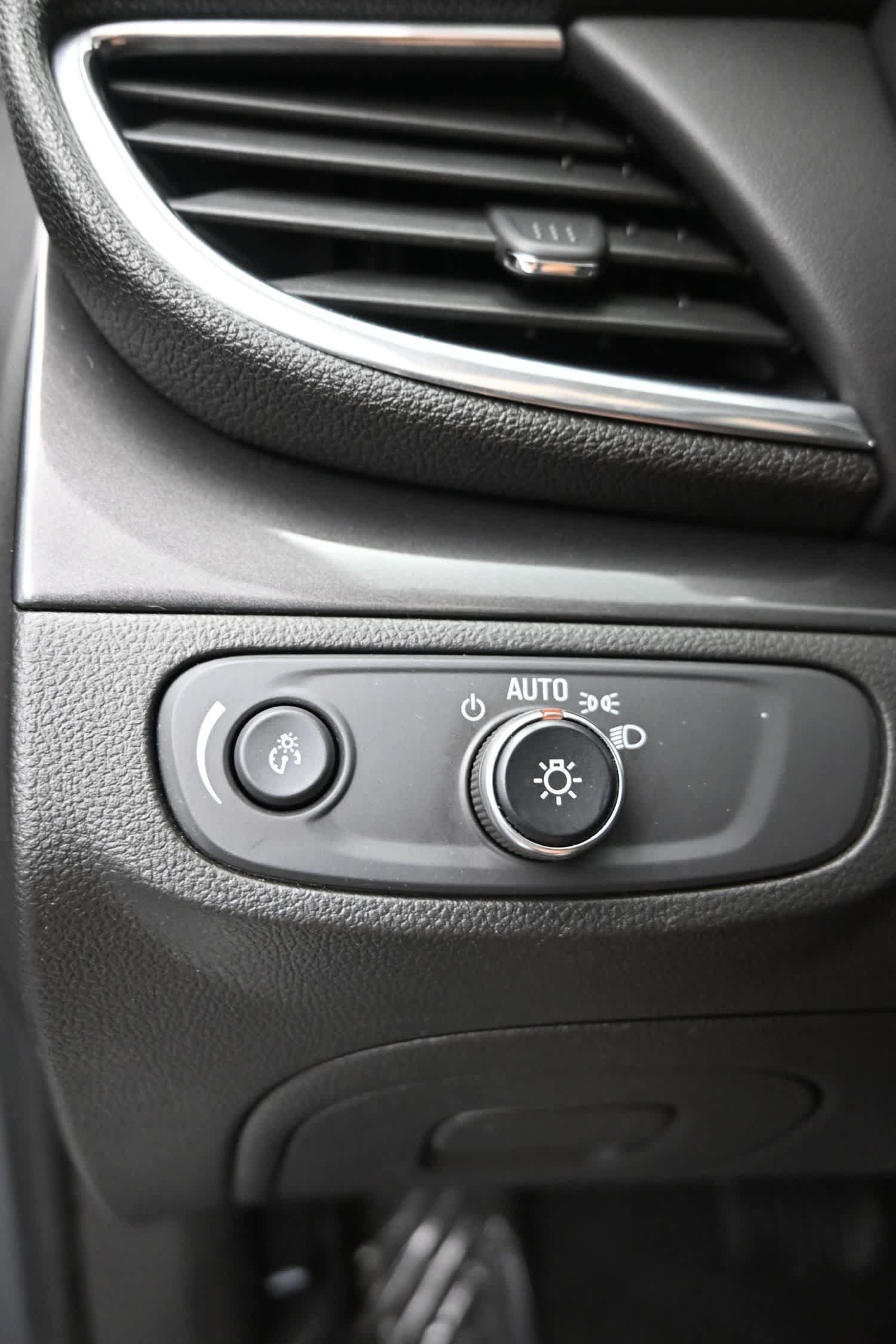 Used 2020 Buick Encore Preferred FWD image 22