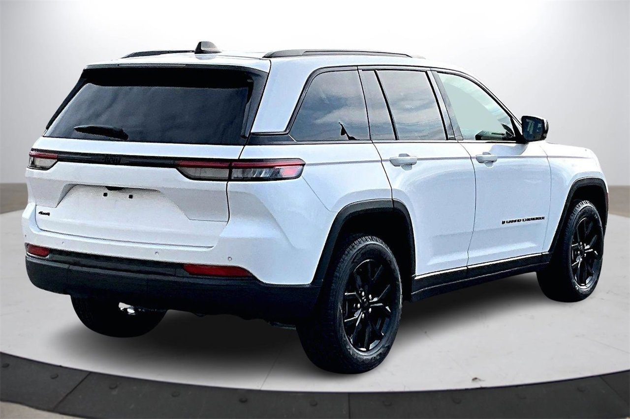Used 2024 Jeep Grand Cherokee Altitude image 9