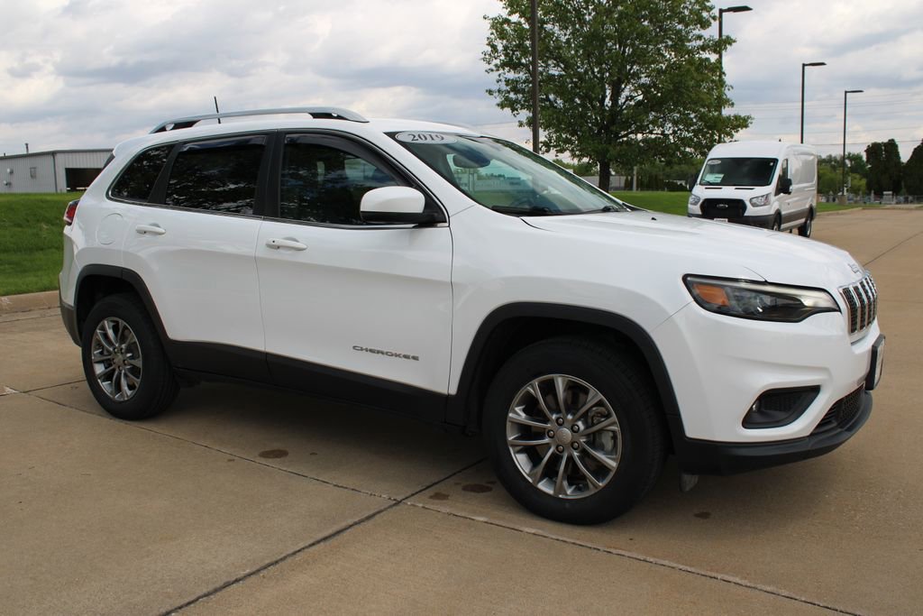 Used 2019 Jeep Cherokee Latitude Plus w/ Comfort/Convenience Group AWD/4WD image 3