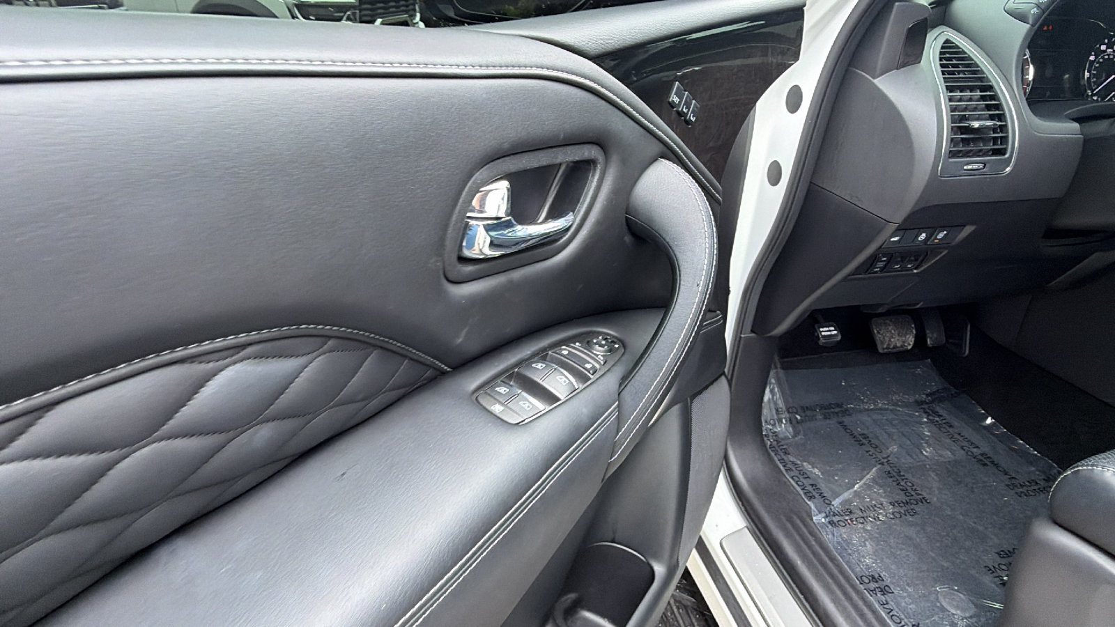 Used 2024 INFINITI QX80 Sensory AWD/4WD image 14